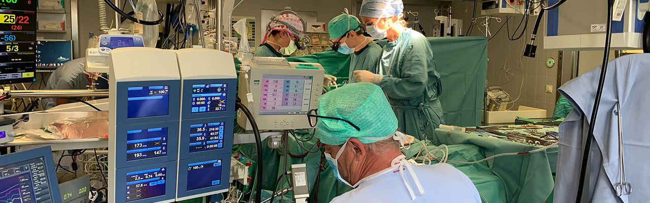Operationssaal während einer Herztransplantation 