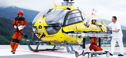 Am Hubschrauberlandeplatz laden Ärzte einen Patienten aus