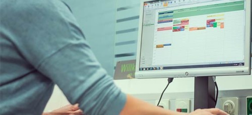 Jemand sieht etwas am Computer nach