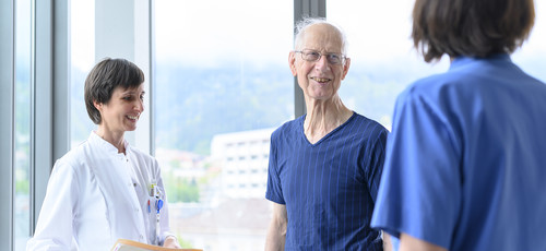 Patient unterhält sich mit einer Ärztin und einer Pflegerin