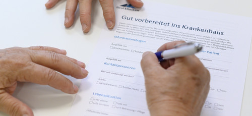 Jemand füllt ein Dokument aus