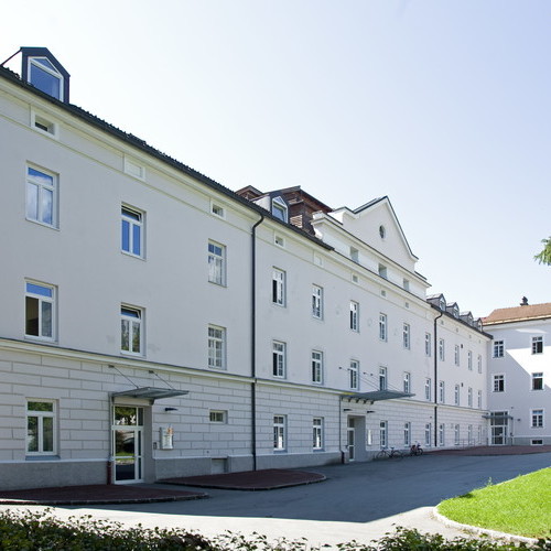 Im Haus 3 des LKH Hall sind Einrichtungen der Abteilungen für Psychiatrie und Psychotherapie A und B untergebracht.